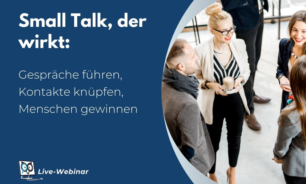 Ein Titelbild für einen Kurs zum Thema "Small Talk, der wirkt". Auf der linken Seite befindet sich blauer Hintergrund mit weißem Text. Der Haupttitel lautet "Small Talk, der wirkt:" gefolgt von den Unterpunkten "Gespräche führen, Kontakte knüpfen, Menschen gewinnen". Unten links ist ein Symbol für ein "Live-Webinar" zu sehen. Auf der rechten Seite ist ein Bildausschnitt einer Gruppe von Menschen bei einer ungezwungenen Unterhaltung, die Small Talk praktizieren. Eine blonde Frau mit Brille und einem Getränk in der Hand steht im Mittelpunkt, lächelnd und aufmerksam einer anderen Person zuhörend.